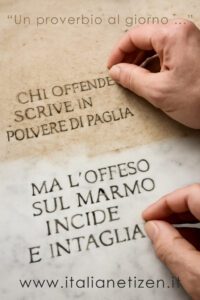 Scopri di più sull'articolo Chi offende scrive in polvere di paglia, ma l’offeso sul marmo incide e intaglia